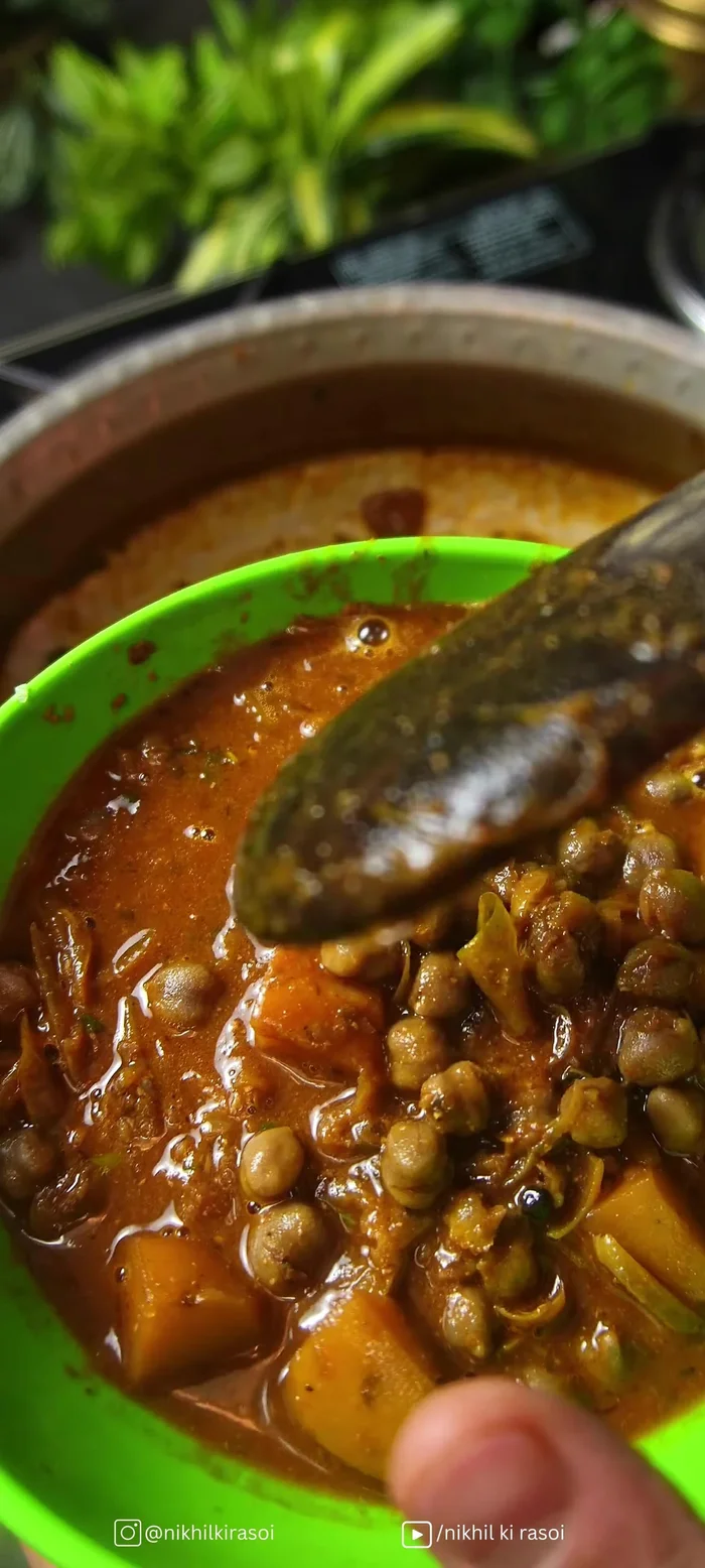 Add water if it dries up. Layer half the mixture in a pot with rice, cooked chickpeas, coriander, mint, chili, garam masala, kewda, and saffron.