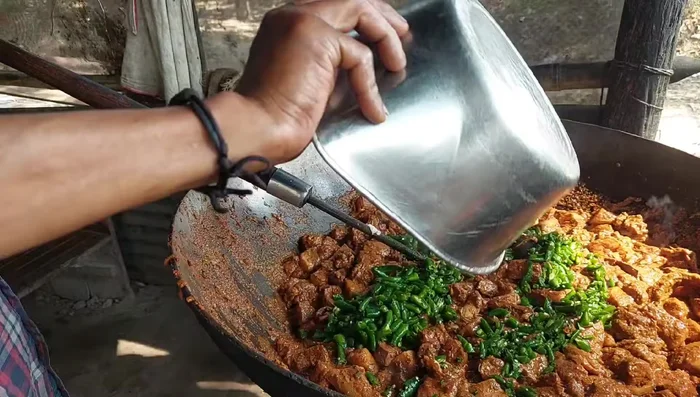 Garnish: Add 0.5 kg of finely chopped green chilies to the roasting pork and continue to roast until done.