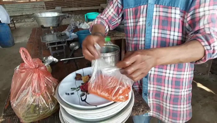 Marinate the pork: Add the paste to the pork (30 kg), along with red chili powder, garam masala, coriander powder (1/4 of each), turmeric (small amount), and salt to taste. Mix thoroughly.