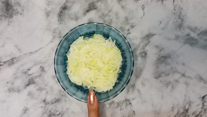 Peel and grate the cucumber.