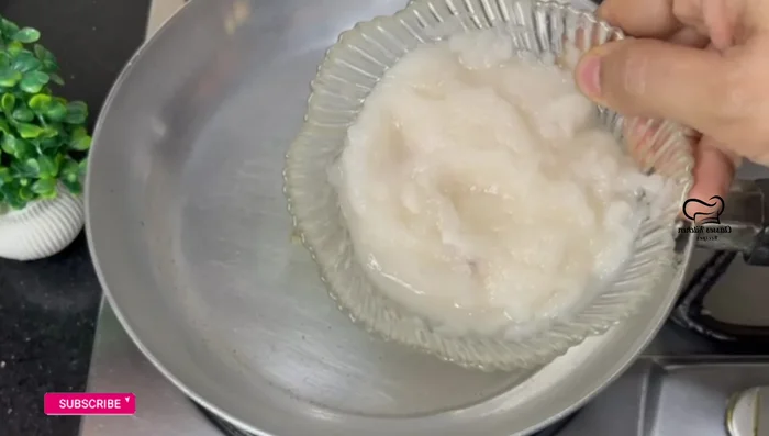 Prepare the gravy: Heat oil in another pan, add cumin seeds and sauté. Add the onion paste and fry until light golden. Add the garlic-ginger paste and fry until fragrant. (302.32)