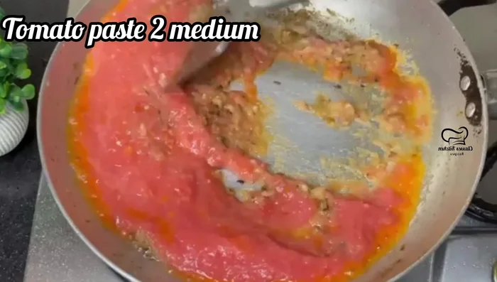 Add tomato paste and spices to the gravy: Add the tomato paste to the onion-garlic mixture. Add Kashmiri red chilli powder, red chilli powder, coriander powder, cumin powder, turmeric powder and salt. Mix well. Fry for 1-1.5 minutes until fragrant. (361.52)