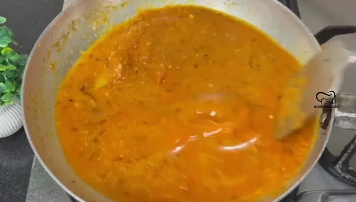Simmer the gravy: Add water to the spice mixture. Simmer on medium-low heat for 3-4 minutes until slightly thickened. (424.8)
