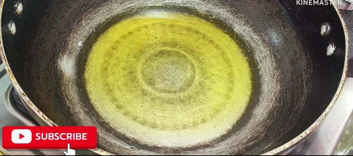 Turn on the flame and heat two tablespoons of mustard oil in a pan. Add half a teaspoon of cumin seeds.