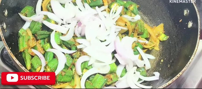 Wash 250 grams of okra and wipe it with a clean cloth. Cut the okra into small pieces. Cut two onions into thin slices.