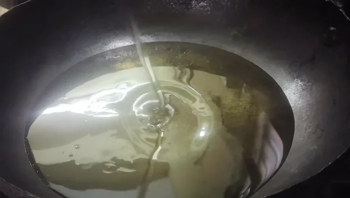 Heat oil in a large pan.