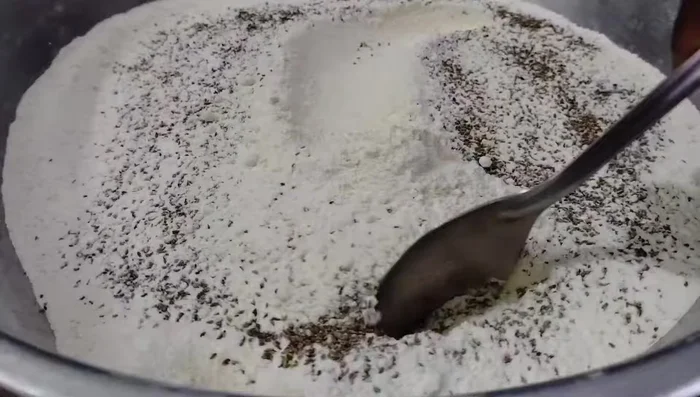 Mix peanuts and rice flour thoroughly.