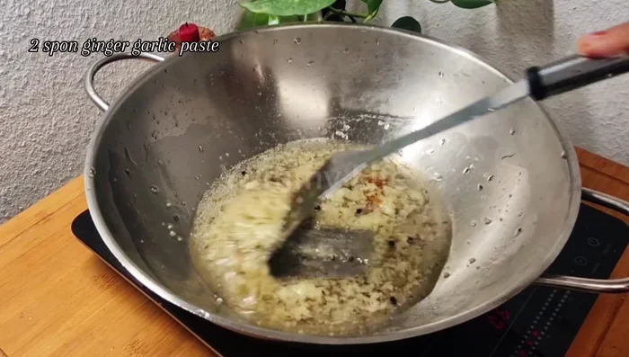 Add 2 spoons of ginger-garlic paste and fry lightly. Add minced meat (1 kg, without fat) and fry well.
