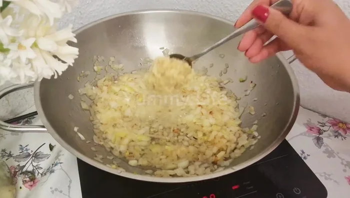 Prepare vegetable masala: Add 2 chopped onions to a pan and fry until golden brown. Add 2 spoons of ginger-garlic paste and fry.