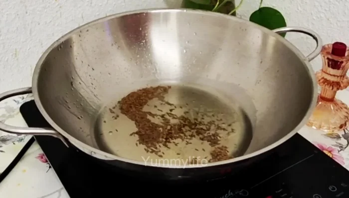 For spicy minced meat and capsicum: Heat oil and fry capsicum until lightly softened. Add onions and fry until soft.