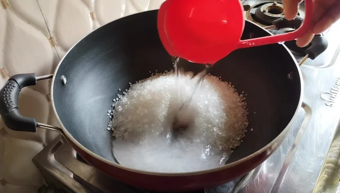Prepare the syrup: Combine sugar and water in a pan. Cook over low heat for 2-3 minutes until sticky.