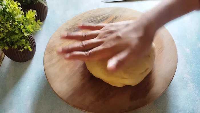 Roll out the dough thickly. Do not roll it thinly.