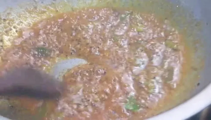 Add the ground paste and fry until oil separates. (333.68)