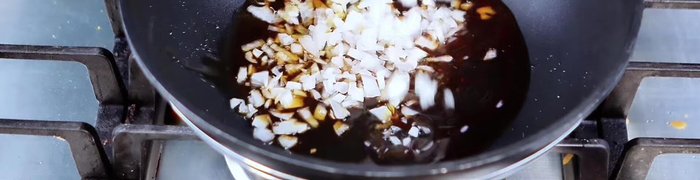 Prepare the masala: Heat mustard oil, sauté chopped onions, add ginger-garlic paste and fry until fragrant. Add chopped tomatoes, red chilli powder, salt, turmeric, cumin powder, and crushed coriander. Roast the spices well until the oil separates.