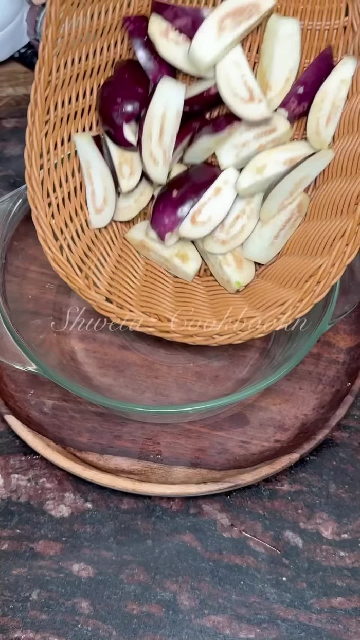Cut 250 gr of small brinjal into quarters. Cut two potatoes into lengthwise pieces.