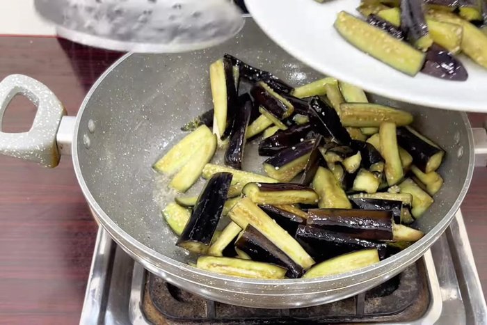 Fry the potatoes in the same way for 4-5 minutes until slightly crispy.