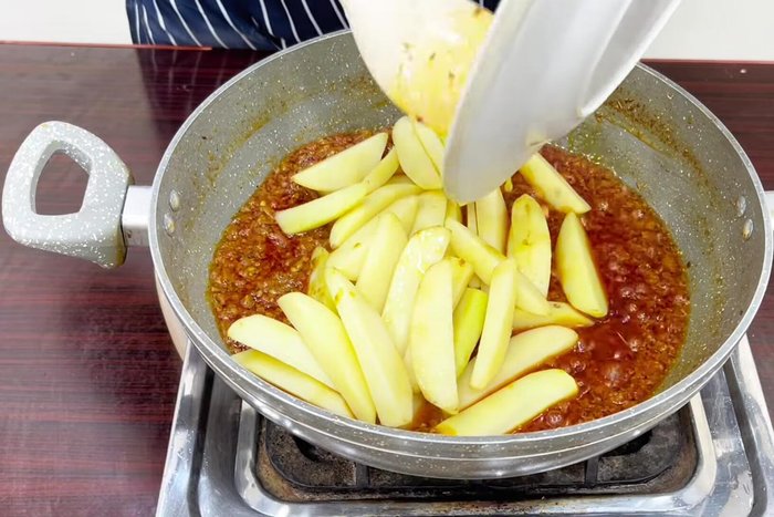 Add the fried potatoes and cook for 2 minutes.