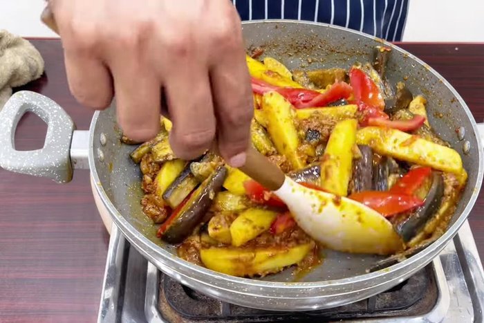 Add one more tomato, a tablespoon of water, cover, and cook for 5 minutes.