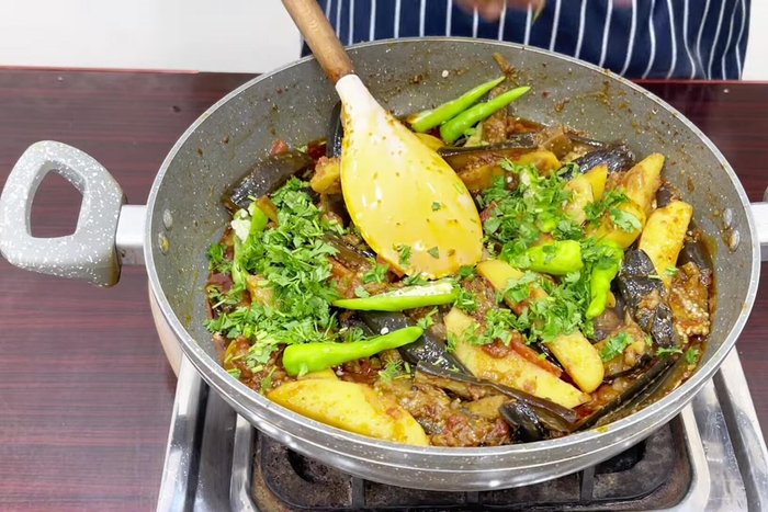 Garnish with chopped green chilies, green coriander, and lemon juice.
