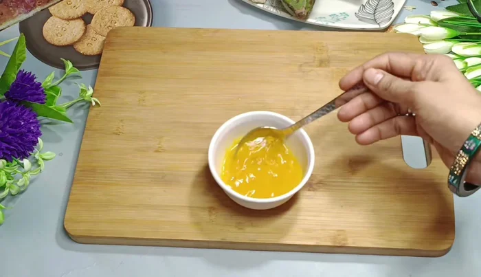 Prepare a solution of water, salt, and turmeric. This will add flavor and color to the chips.
