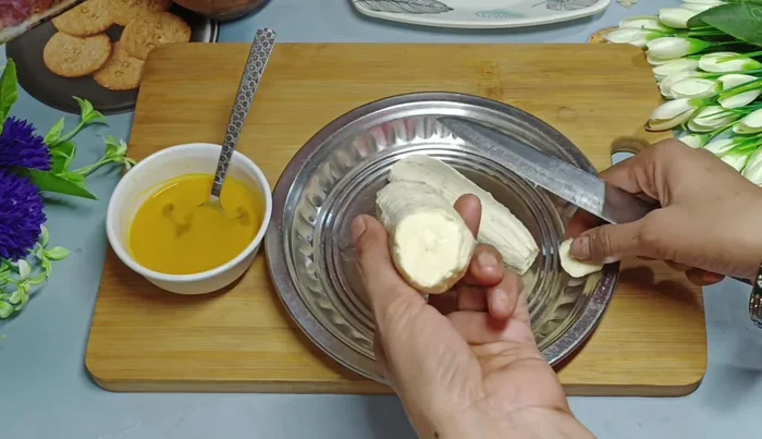 Peel the bananas immediately to avoid discoloration. If you cannot process them right away, submerge the peeled bananas in the salt-turmeric water.