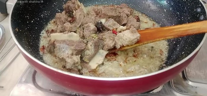 Add cooked and separated meat to the pan. Fry for 2-3 minutes until fragrant.