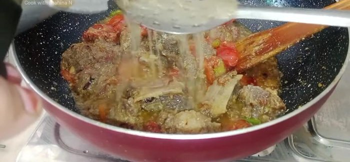 Add the yakhni (meat broth) to the meat mixture. You can filter the broth through a sieve.