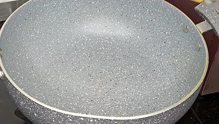 Heat mustard oil in a non-stick pan. Fry the fish head until lightly browned. (234.959)