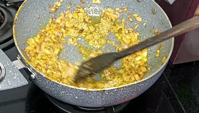 Add mustard garlic paste and fry until fragrant. Add ginger-garlic paste (optional) and fry briefly. (363.759)