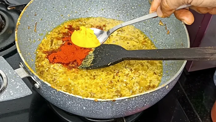 Add Kashmiri red chili powder, turmeric powder, and salt. Fry well until fragrant. (405.84)