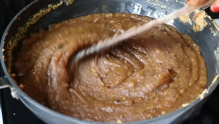 Once thickened, reduce heat to low. Add 1/4 teaspoon of cardamom powder and mix well.