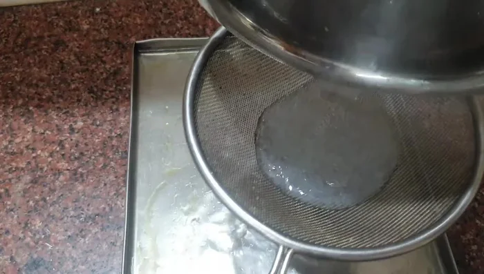 Strain the seaweed mixture through a sieve.