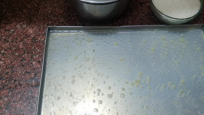 Cut the cooled seaweed jelly into small pieces.