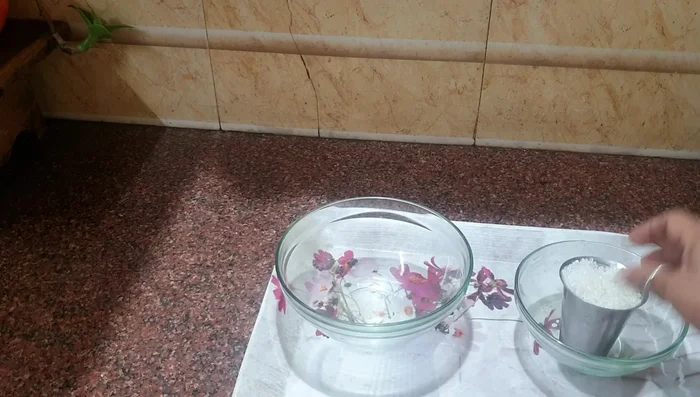 Wash and soak the Javanese rice for 10 minutes.