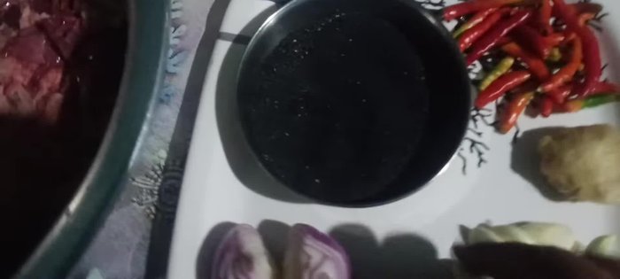 Pound garlic, onions, ginger, chillies, and roasted sesame seeds in a mortar and pestle. Gradually add the pork innards and grind thoroughly.