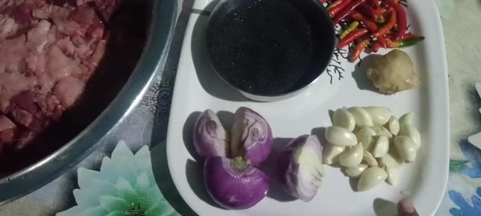 Chop garlic, onions, ginger, and chillies. Roast black sesame seeds and keep aside.