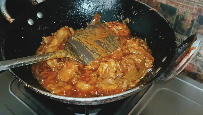 (Optional) If using potatoes, fry them separately until slightly browned. Add them to the chicken curry during the last stages of cooking.