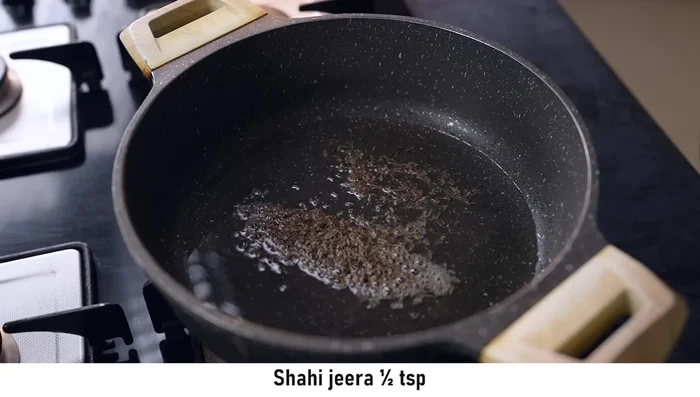 Heat oil in a pot. Add royal cumin, cloves, black peppercorns, cinnamon, bay leaf, cardamom, and mace.