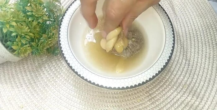 Remove and discard the spice bundle and garlic from the mutton yakhni.