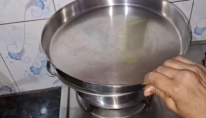 Cover the plate and let the mixture cook in steam over medium heat for 15-20 minutes.