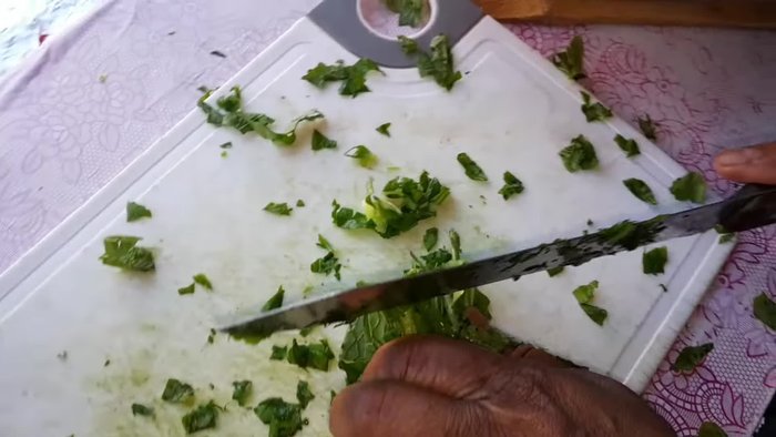 Finely chop the spinach herbs.
