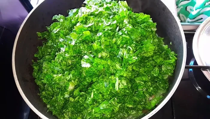 Let the spinach herbs cook and soften.