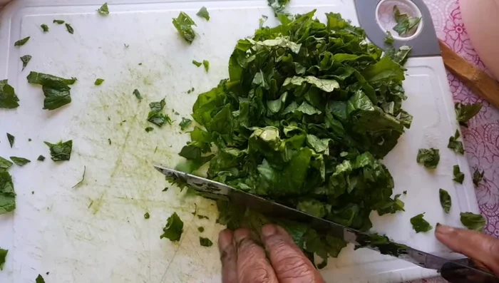 Wash the spinach herbs thoroughly using a colander.