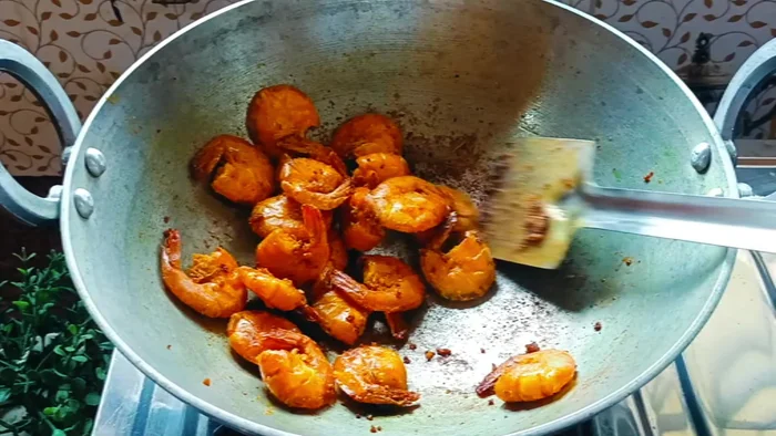 Remove the fried prawns and set aside.