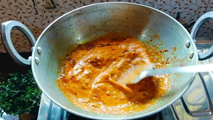 Add the tomato-coconut paste to the pan. Fry for 5-6 minutes until the oil separates.