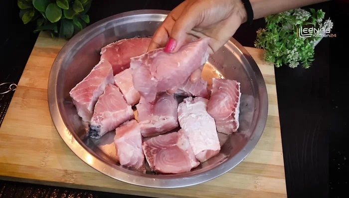 Wash and thoroughly filter the water from 1 kg of Katla fish.