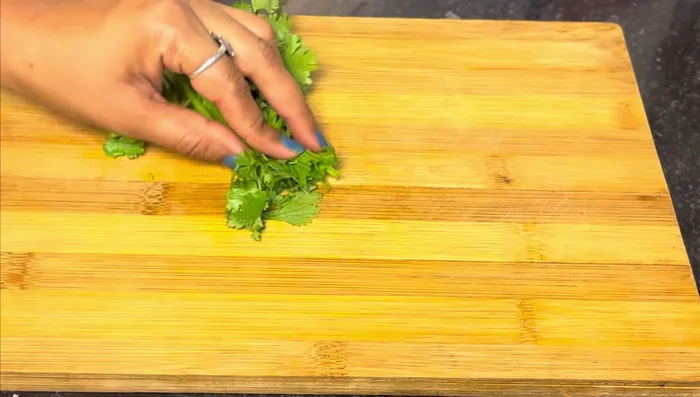 Finely chop the green chilies, coriander leaves, and onion (145.2).