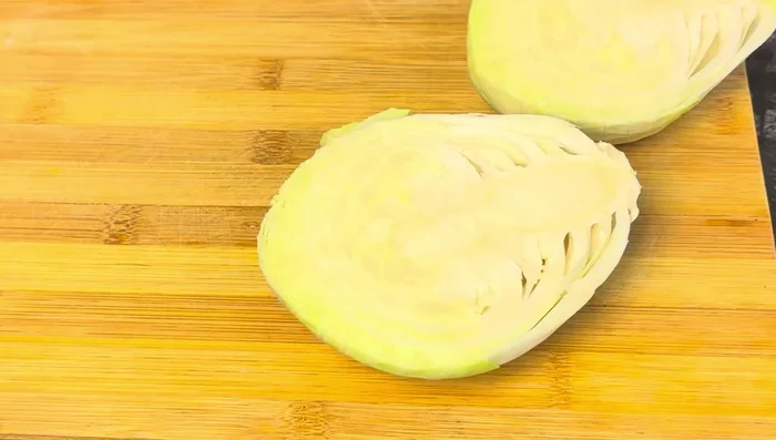 Wash the cabbage thoroughly and cut it into thin slices using a knife or chips cutter (41.12).