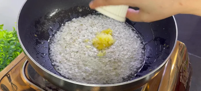 Add garlic paste and fry until fragrant.