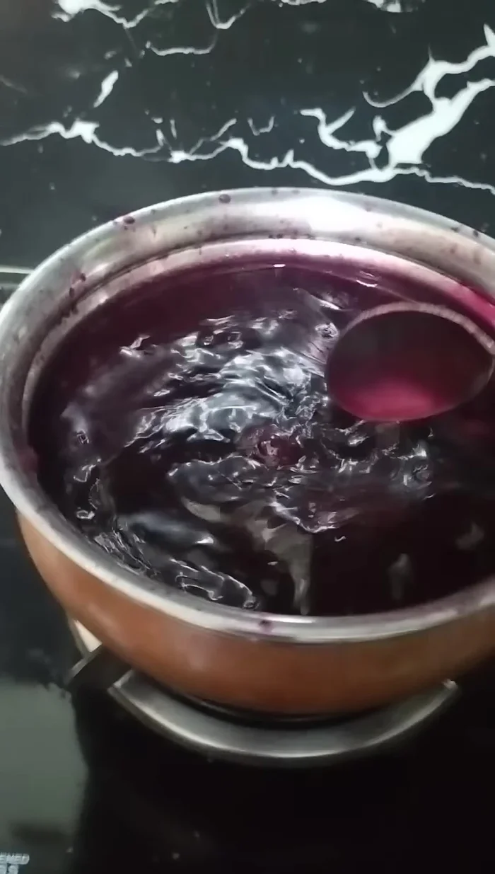 Combine the beetroot mixture and the jaggery mixture in the pan.